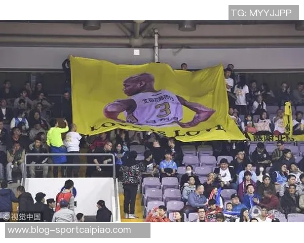 马德里球迷高举横幅抗议弗洛伦蒂诺批评其多项决策失误 马德里球迷高举横幅抗议弗洛伦蒂诺批评其多项决策失误